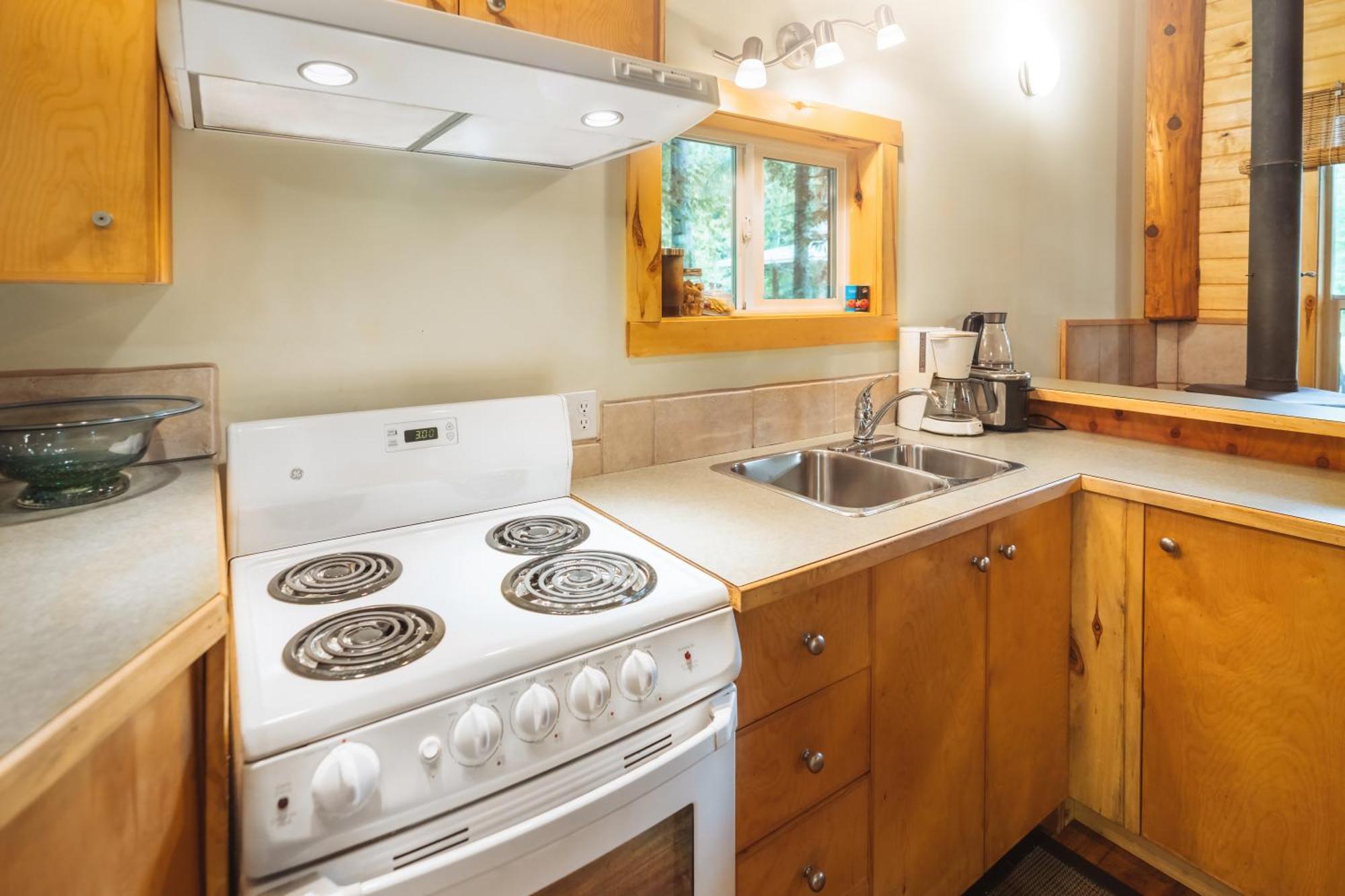 Bella Coola Grizzly Tours And Resort Hagensborg ภายนอก รูปภาพ