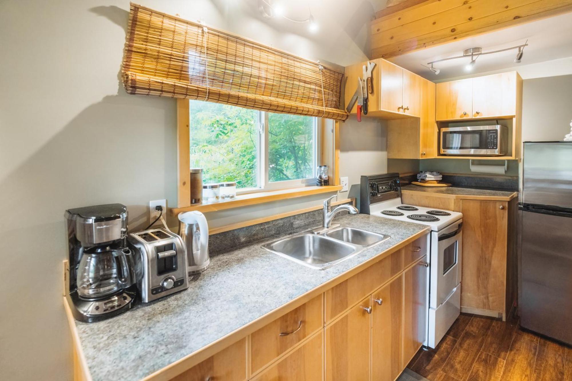 Bella Coola Grizzly Tours And Resort Hagensborg ภายนอก รูปภาพ