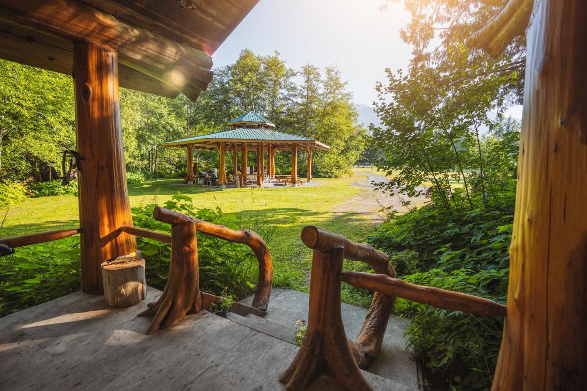 Bella Coola Grizzly Tours And Resort Hagensborg ภายนอก รูปภาพ