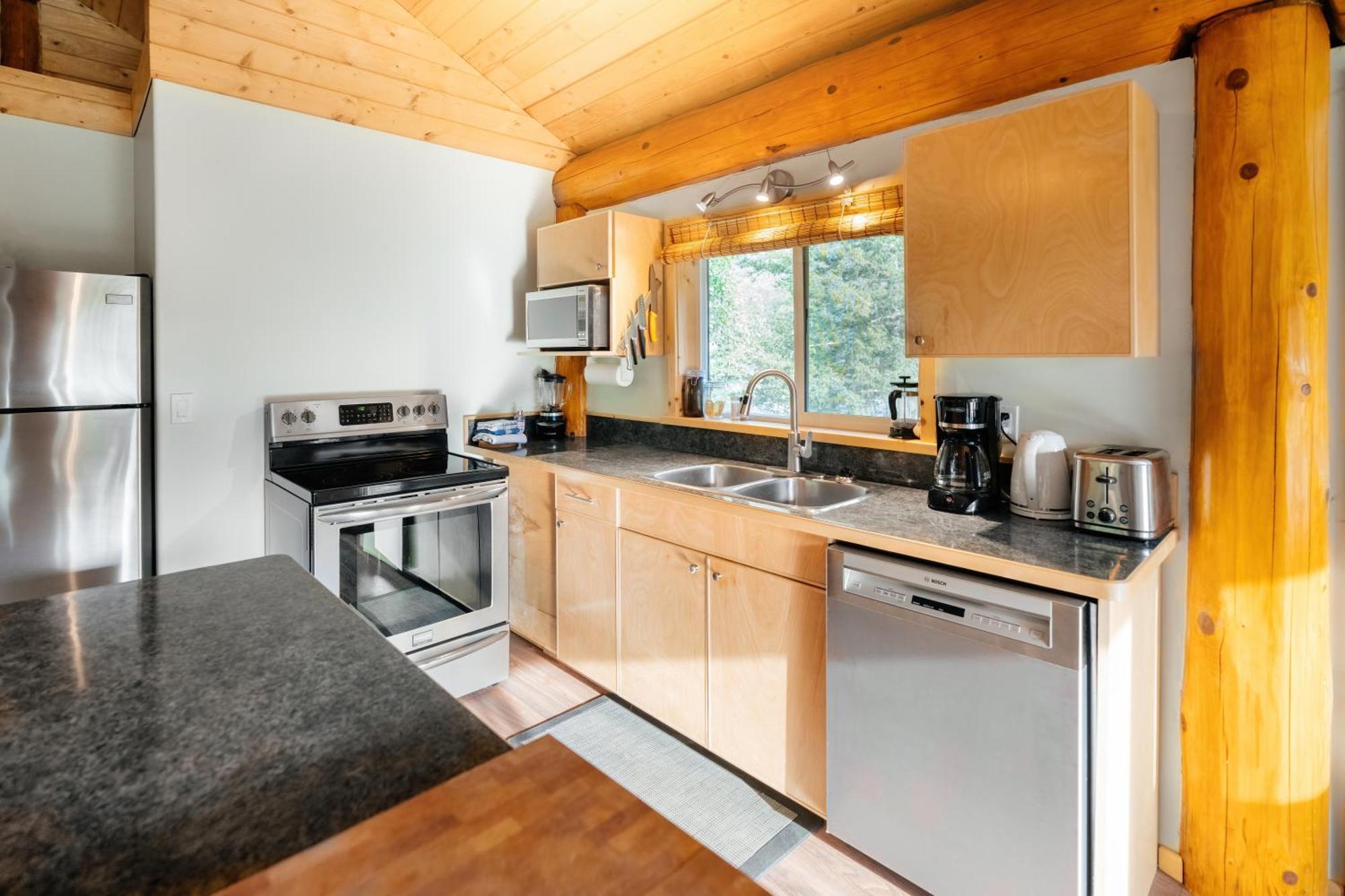 Bella Coola Grizzly Tours And Resort Hagensborg ภายนอก รูปภาพ