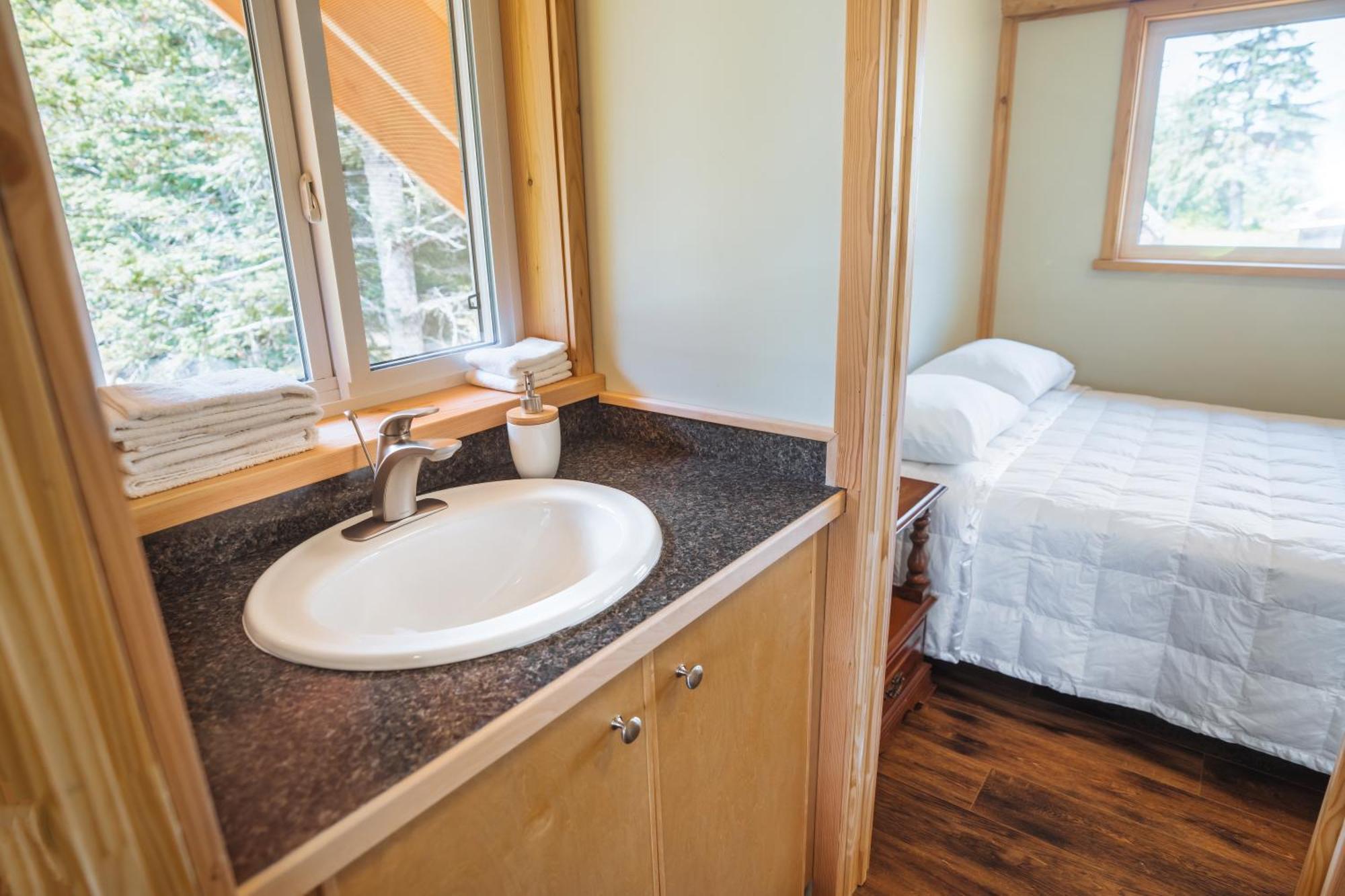 Bella Coola Grizzly Tours And Resort Hagensborg ภายนอก รูปภาพ