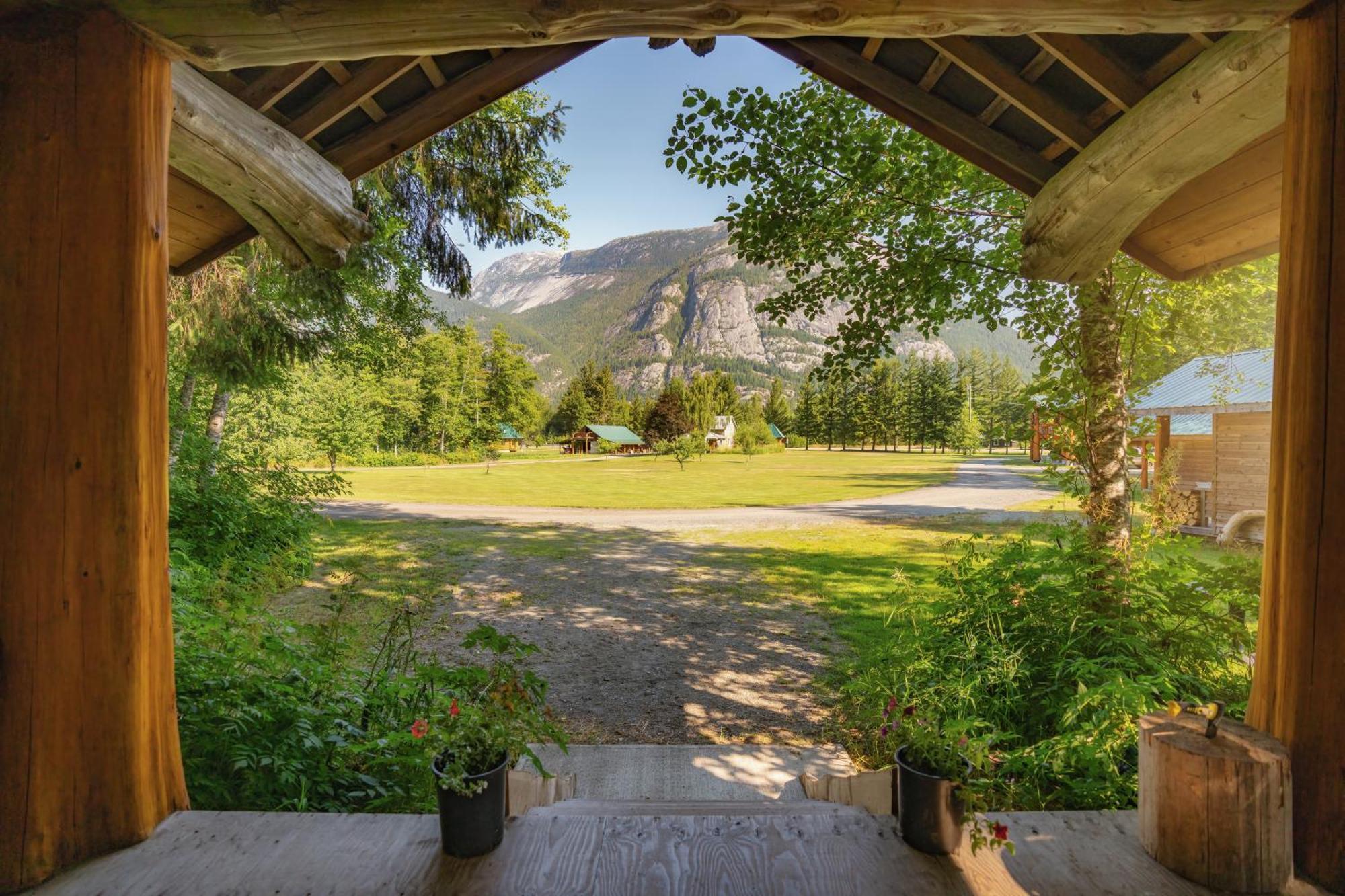 Bella Coola Grizzly Tours And Resort Hagensborg ภายนอก รูปภาพ